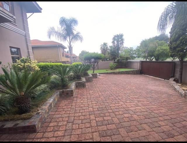 4 BEDROOM HOUSE FOR SALE IN AERORAND